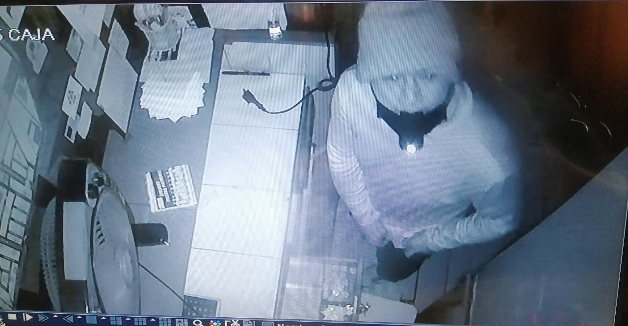 Rostro de delincuente fue grabado por cámaras de seguridad. | Reproducción de vídeo