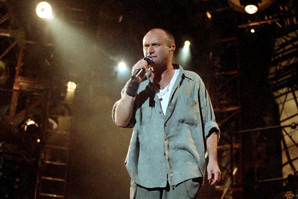 Pero el público limeño quería más y al sentir que los aplausos no se detenían, el artista regresó al escenario y regaló dos temas más para sus fanáticos: ‘Against All Odds’ y ‘Take Me Home. Fue un concierto espectacular, impresionante por la entrega del británico; quien finalizó el evento, con unas palabras en español, agradeciendo a nuestro país: “Muchas gracias Lima, muchas gracias Perú”.
<div>
<a href="https://www.tiendaelcomercio.com/" target="_blank">
<img src=https://cloudfront-us-east-1.images.arcpublishing.com/elcomercio/XVX2QLAMXNGRFOZYJHTK2CI3HA.jpg width="100%">
</a>
</div>