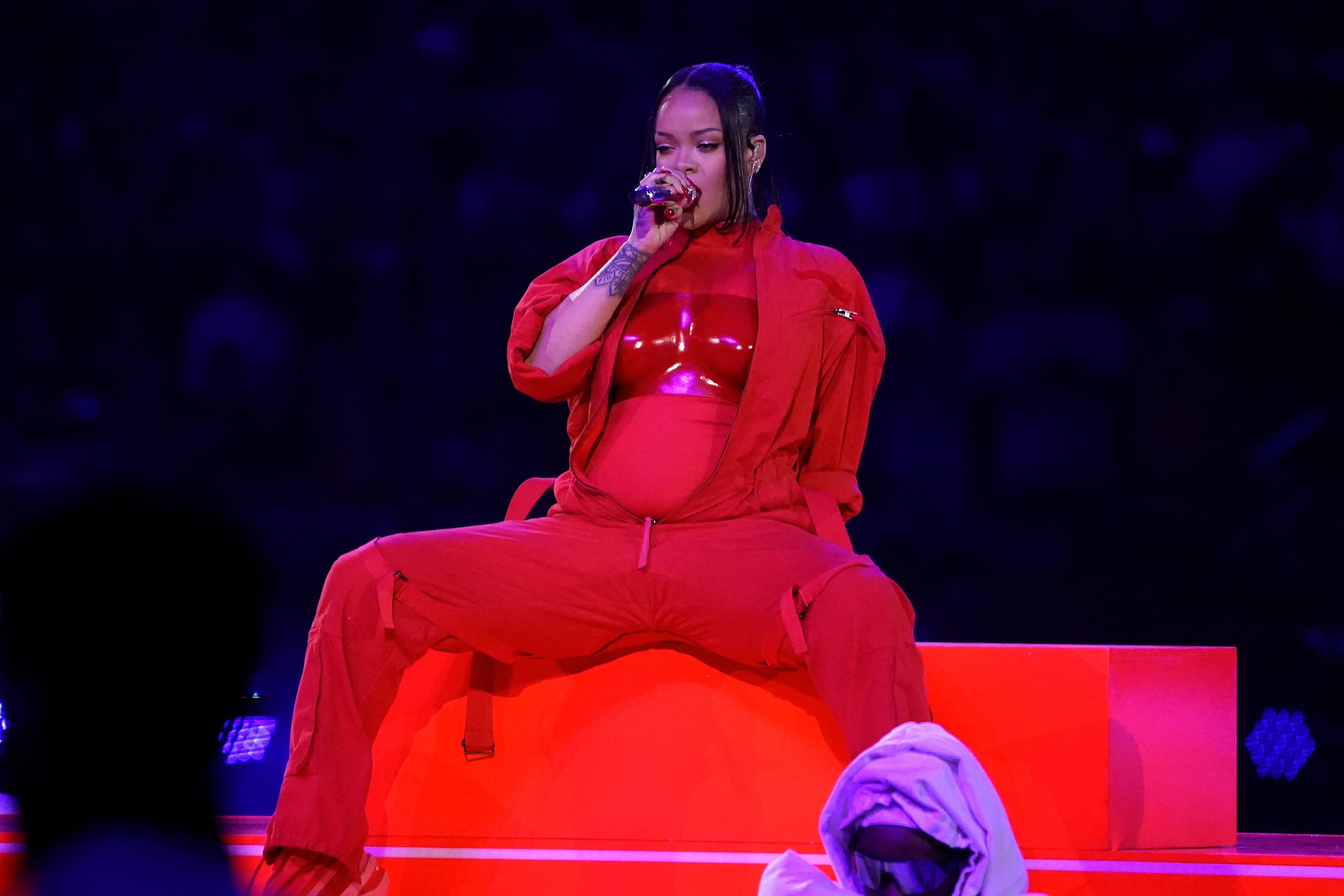 Rihanna lució un vientre abultado durante el Super Bowl 2023 (Foto: AFP)