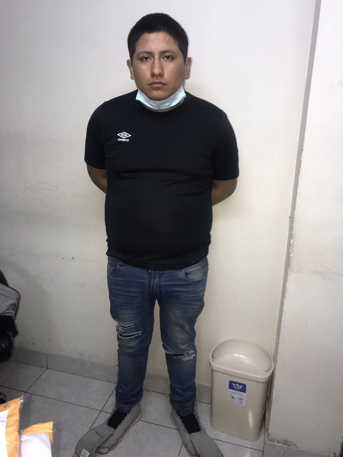Jeanpierre Manuel Ponte Azañedo (19), ‘Loco Jeanpierre’, fue detenido por asaltar a clientes de una conocida peluquería y en la fuga también despojar de sus pertenencias, incluido una radio portátil a un sereno de Surquillo. (foto: TROME)
