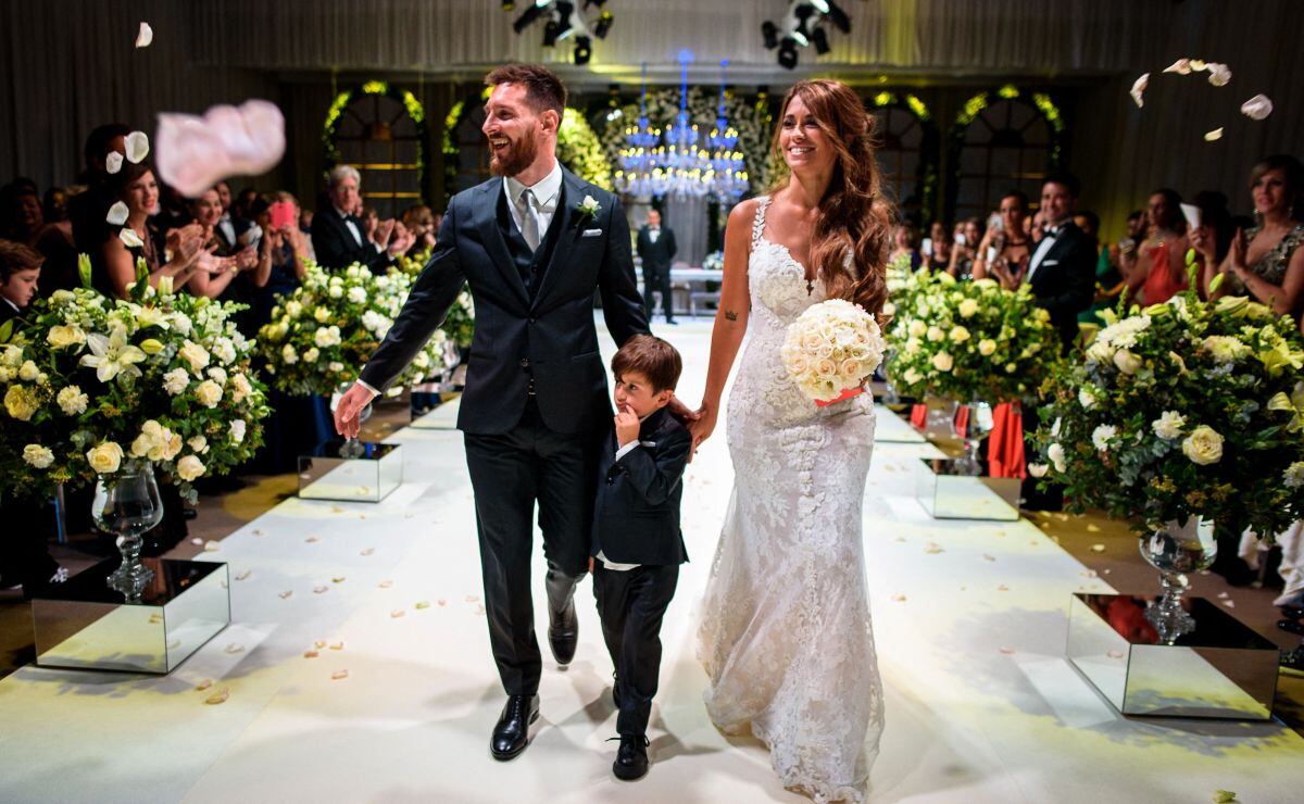 Fotografía del folleto publicado por www.messi.com que muestra a Lionel Messi, su esposa Antonella Roccuzzo y su hijo Thiago después de la ceremonia de matrimonio civil durante su fiesta de bodas en Rosario (Foto: Andrés Preumayr / www.messi.com / AFP)