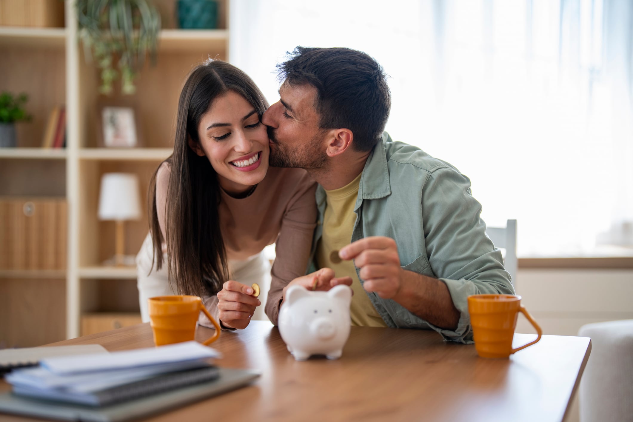 Cuando ambos conocen los ingresos, gastos y metas económicas, no tendría por qué haber conflictos. La transparencia financiera fortalece la confianza y facilita la toma de decisiones en conjunto. Foto: Istock