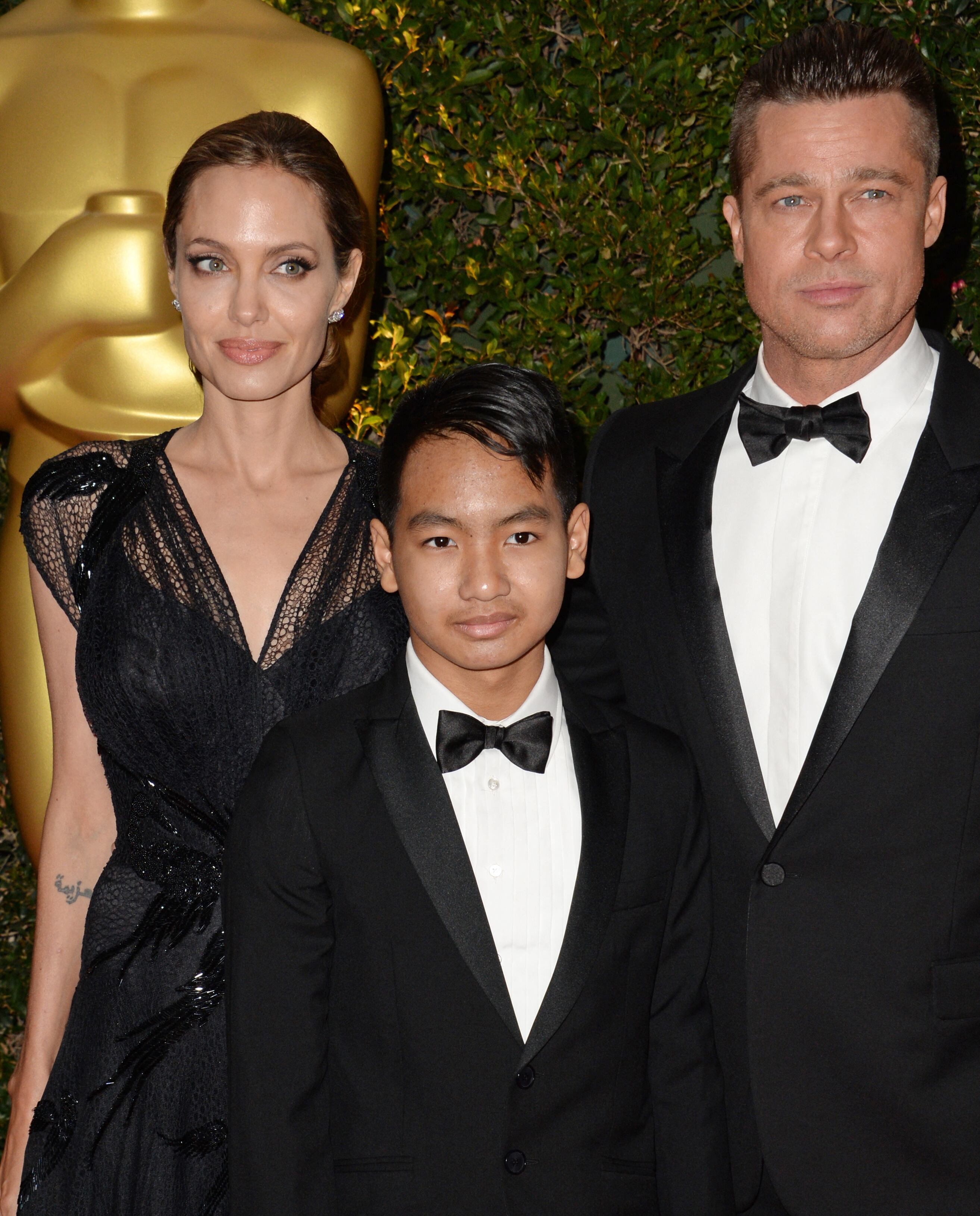 Angelina Jolie y Brad Pitt junto a Maddox, el primer hijo de la pareja (Foto: Robyn Beck / AFP)