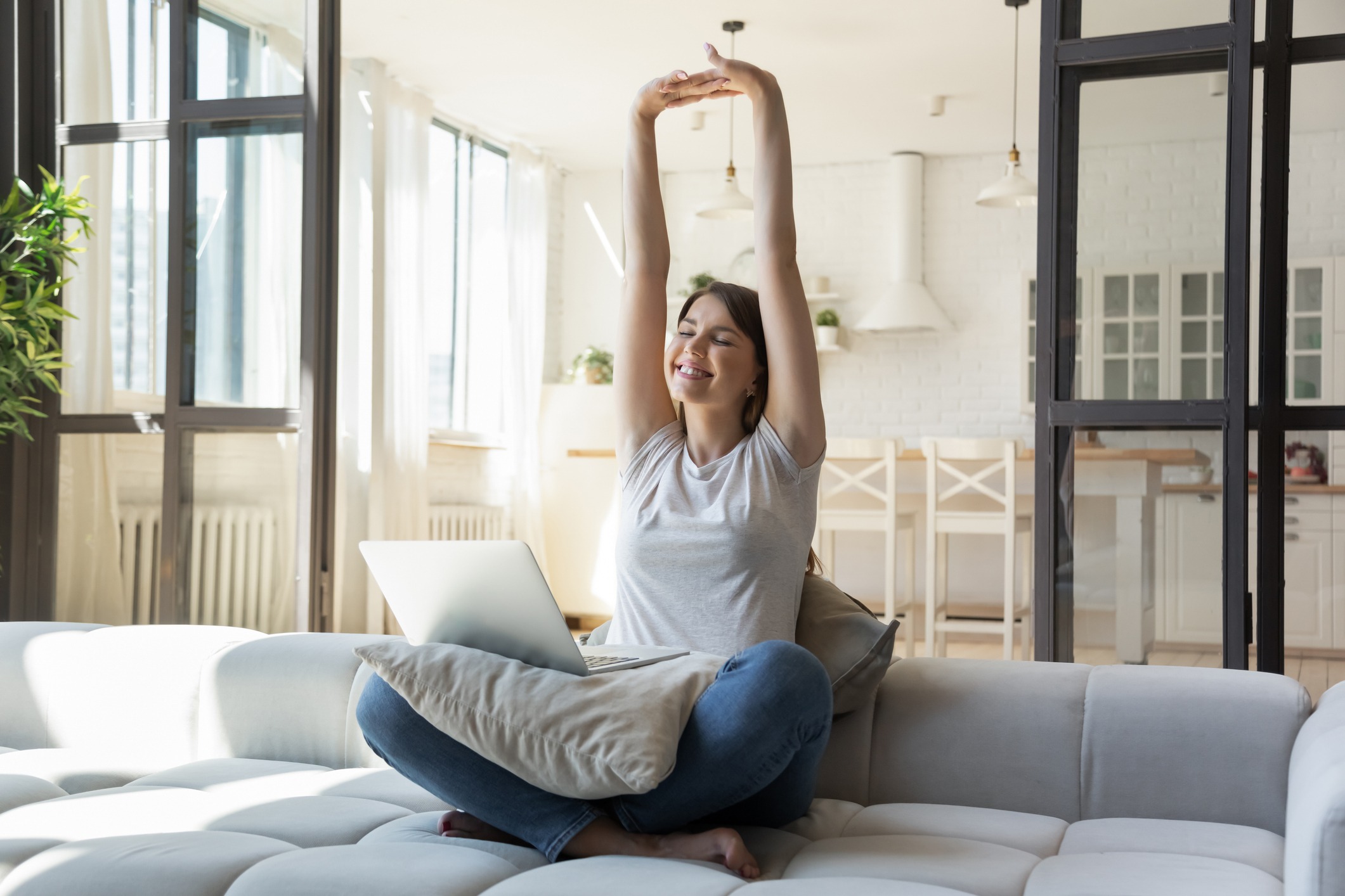 Practica la gratitud diaria. Cada noche, piensa en tres cosas buenas que te hayan pasado, por pequeñas que sean, y así valorarás más lo que vives. Foto: Istock