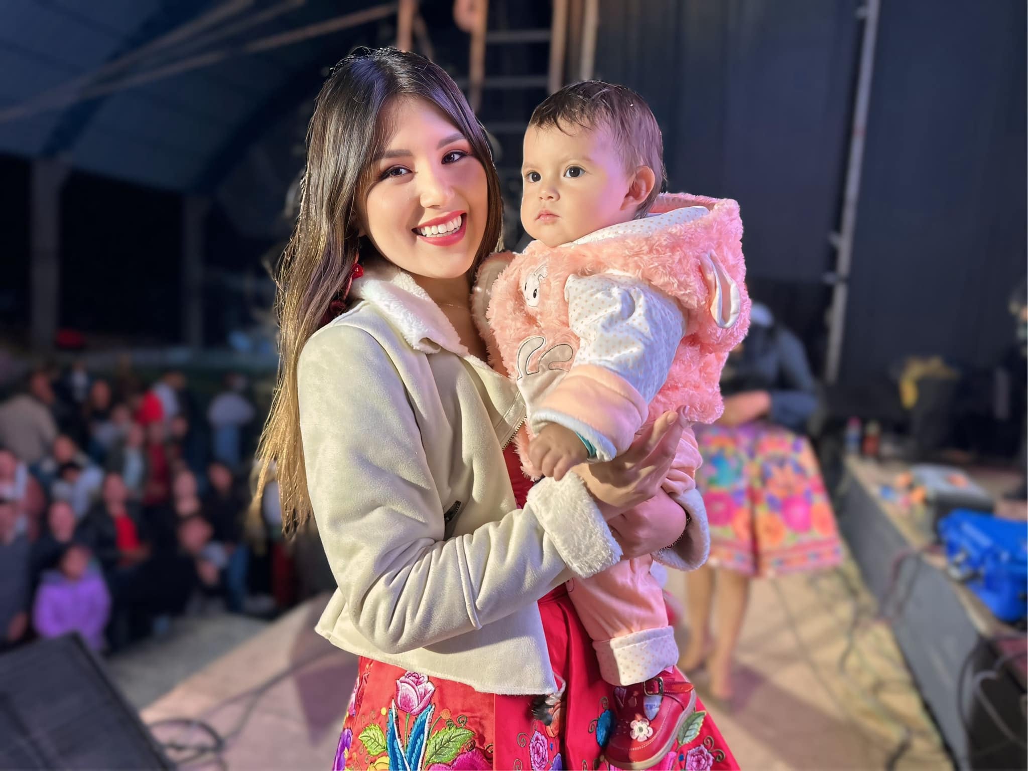 La cantante junto a una bebé que se llama Killay como ella. Foto: Facebook Killay.