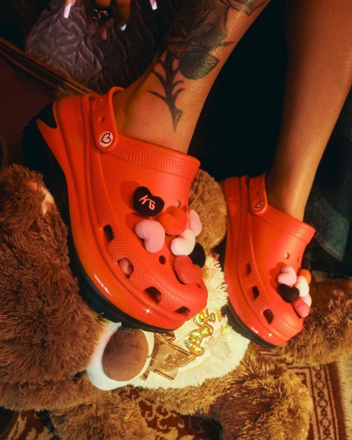 Los dos modelos que lanzó la cantante son color rojo (Foto: Karol G / Instagram)