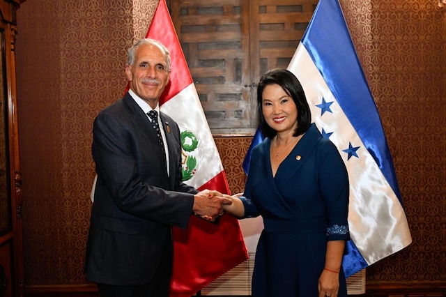 Keiko Fujimori posando previo a su investidura junto al presidente de Honduras, Nasry Asfura, este martes en el Palacio de Torre Tagle en Lima. Foto: EFE/ @CancilleriaPeru