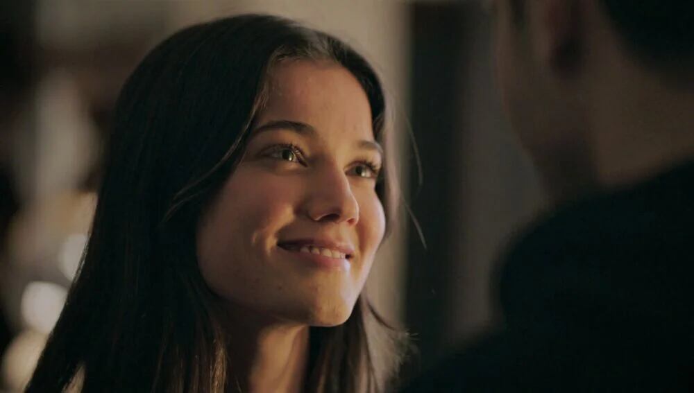 Ceylin feliz al lado de Ilgaz en la telenovela turca "Secretos de familia" (Foto: Ay Yapım)