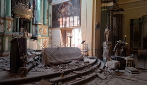 Techo de histórica iglesia San Lázaro del Rímac se vino abajo: Sacerdote y fieles se salvaron | VIDEO
