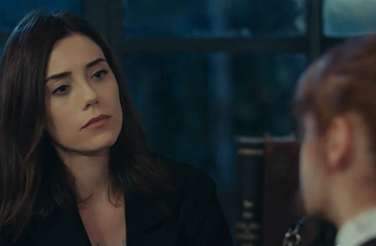 Cansu Dere en una escena con Nazli Bulum en "Infiel"(Foto: Med yapim)