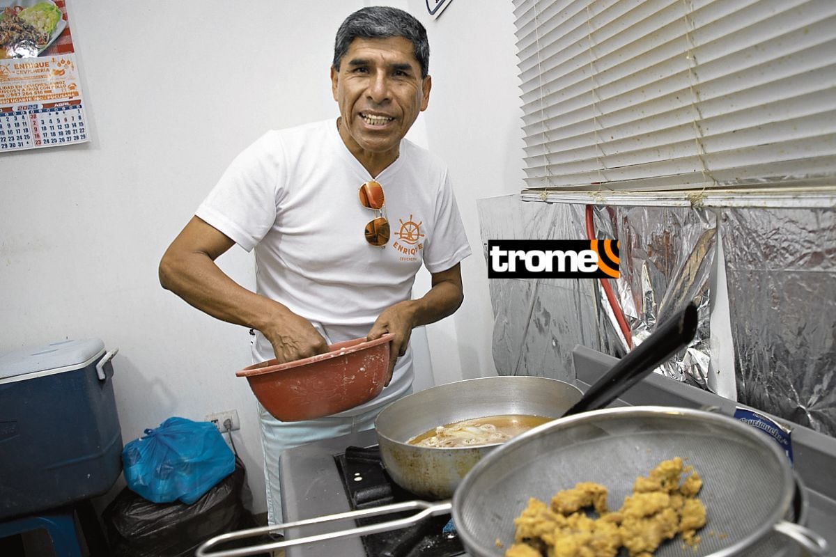 Carlos Enrique Huambachano Véliz vende sus ricos panes con pejerrey en Pucusana. (Foto: Eduardo Cavero)