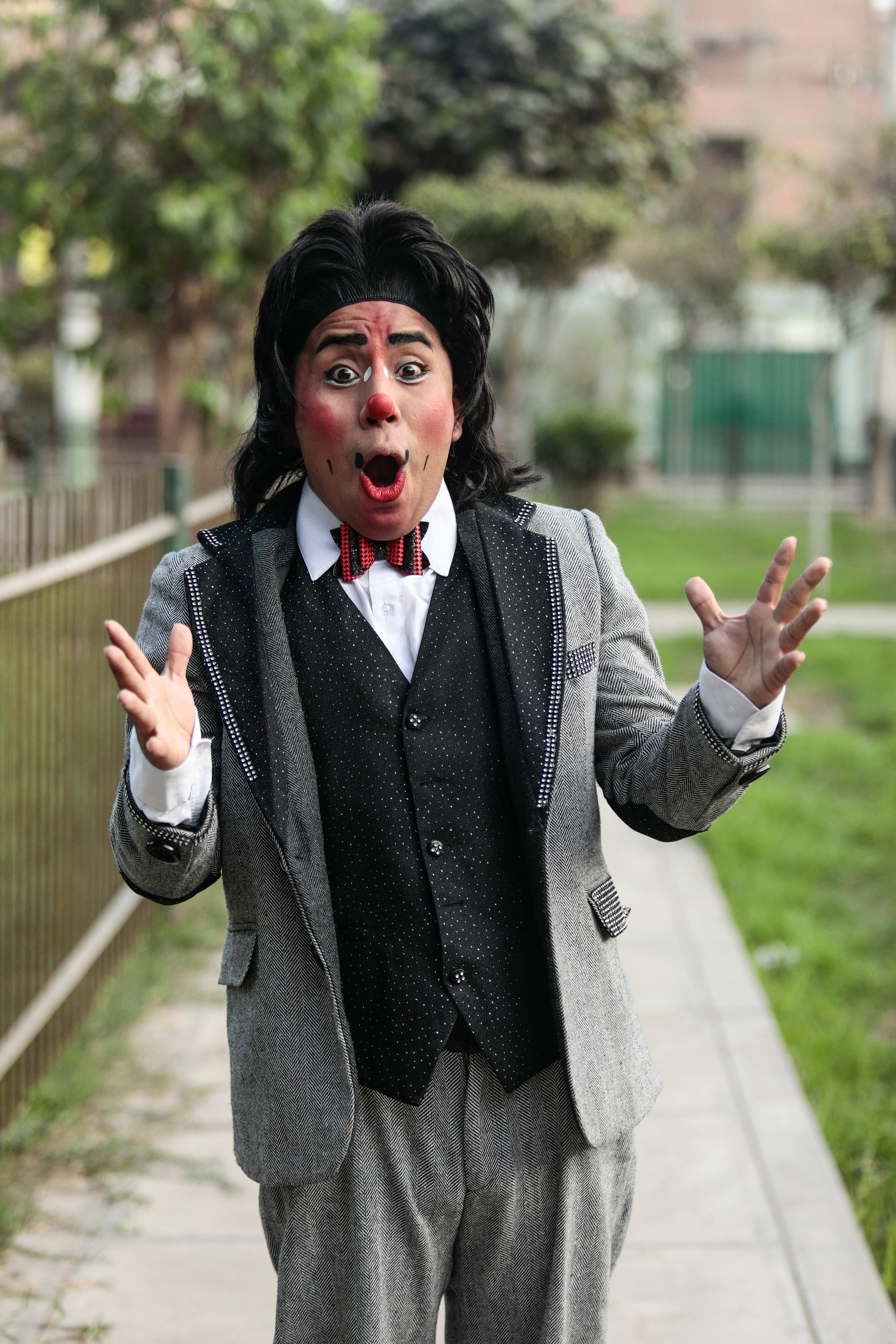 Compra tela en Gamarra y manda a confeccionar sus trajes. Foto: Lenin Tadeo.