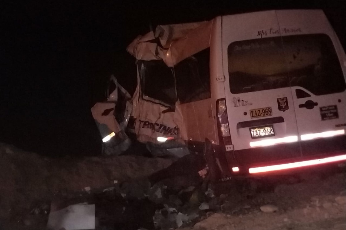 Chofer de la minivan está entre fallecidos. Policía investiga causas del accidente.