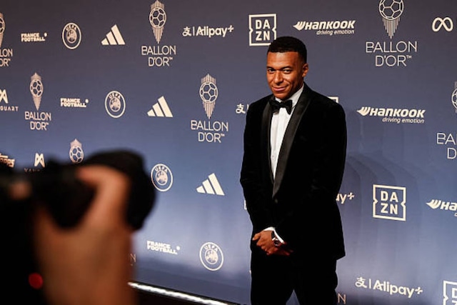 kylian Mbappé cómodo en esmoquin negro impecable (Fuente: @francefootball)