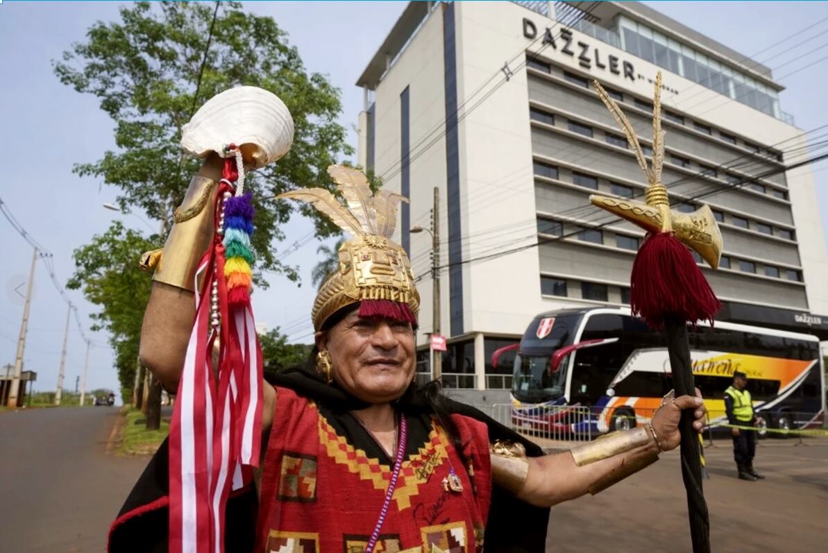 Comunidad de hinchas viajó con todo el entusiasmo del aliento blanquirrojo. Entre ellos, el hincha inca. (AP).