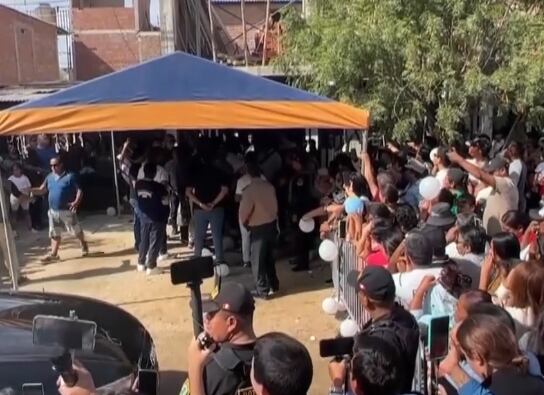 Miles de personas se congregaron en la casa de 'Russo'