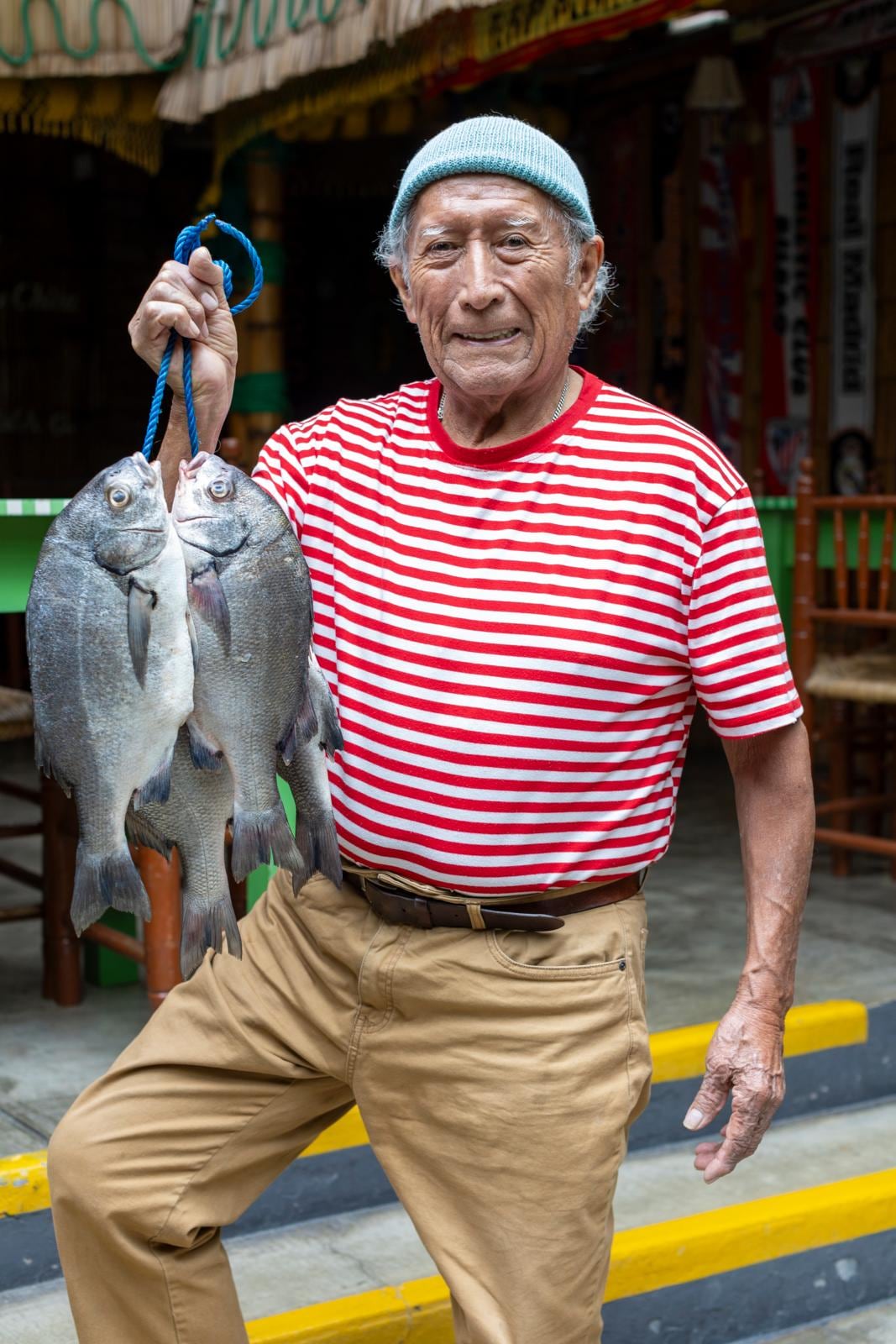 Don Freddy siempre recibe a sus clientes con una sonrisa. Además, se encarga personalmente de mantener la decoración del restaurante, con elementos que evocan su vida de pescador, y deleita a sus amigos con los poemas que escribe y recita con entusiasmo. Foto: Mario Zapata.
