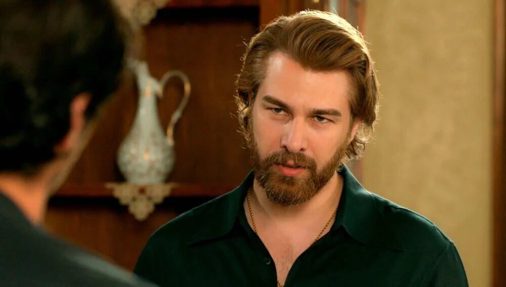 El actor y modelo Furkan Palalı en el papel de Fikret en "Tierra amarga" (Foto: Tims & B Productions)