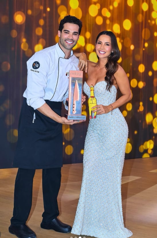 Guty Carrera junto a Carmen Villalobos, conductora de Top Chef VIP.