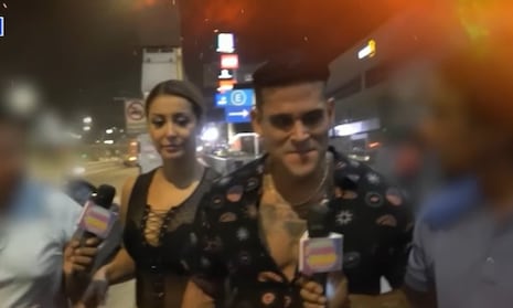 Christian y Karla, de juerga y ‘mudos’ por denuncia de mandar hablar mal de hija del cumbiambero | VIDEO