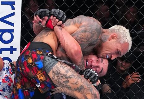 UFC: Charles Oliveira domina a Max Holloway en cinco asaltos y ganó el título BMF | VIDEO