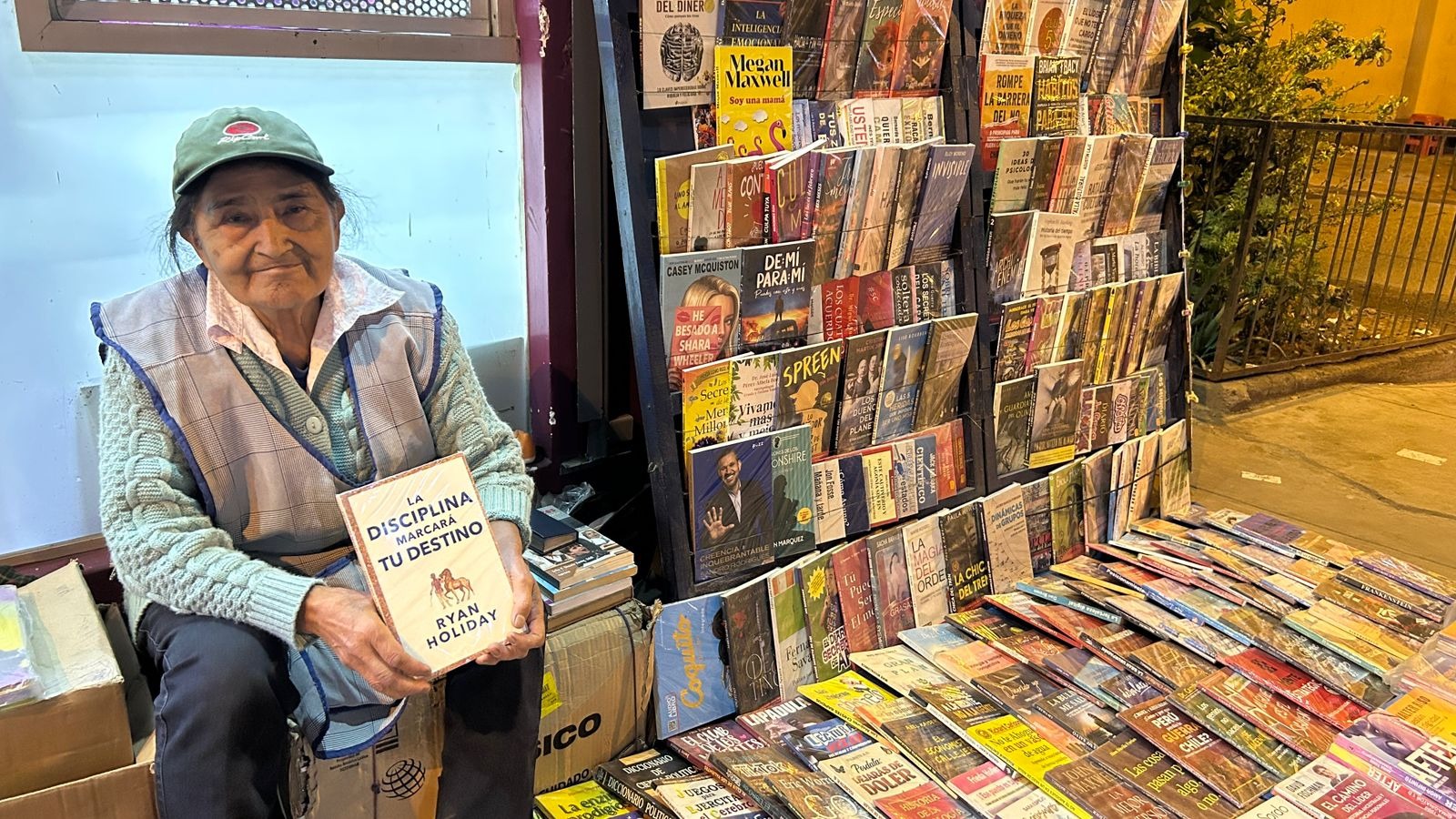 Abuelita vende todos los días en el cruce de las avenidas México con Antonio Ochoa, afuera del Tambo, en Comas.