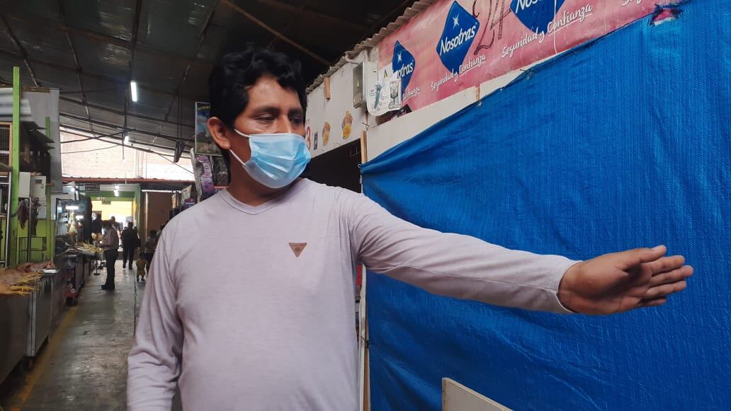 Un delincuente fingió ser un discapacitado y robó en pocos segundos una cajita con dinero de un puesto en el mercado 'El Amauta 1'.