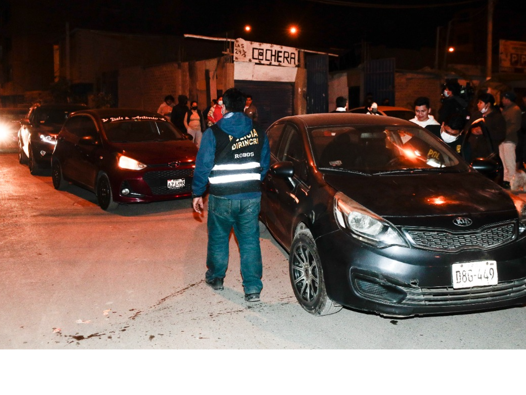 Dos de los carros hallados en vivienda de San Martín de Porres. Fueron robados en las últimas horas.