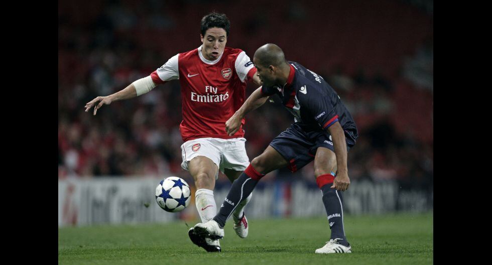 Arsenal's French player Samir Nasri (L) vies with Sporting Braga's Peruvian player Alberto Rodriguez during a UEFA Champions League group H football match at The Emirates stadium in London, England, on September 15, 2010. AFP PHOTO/IAN KINGTON