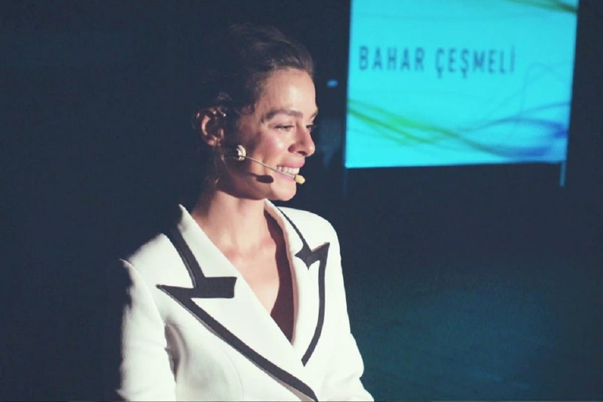 Bahar da un discurso sobre el libro basado en su complicada vida (Foto: Fox Turquía)