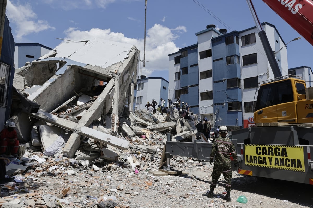 Integrantes del Ejercito de Colombia y voluntarios realizan una operación de rescate en los escombros de un edificio tras el terremoto de magnitud 7,4, en el sector de La Lorena en Pereira, Colombia, el 11 de agosto de 2026. (Carlos Ortega / EFE)