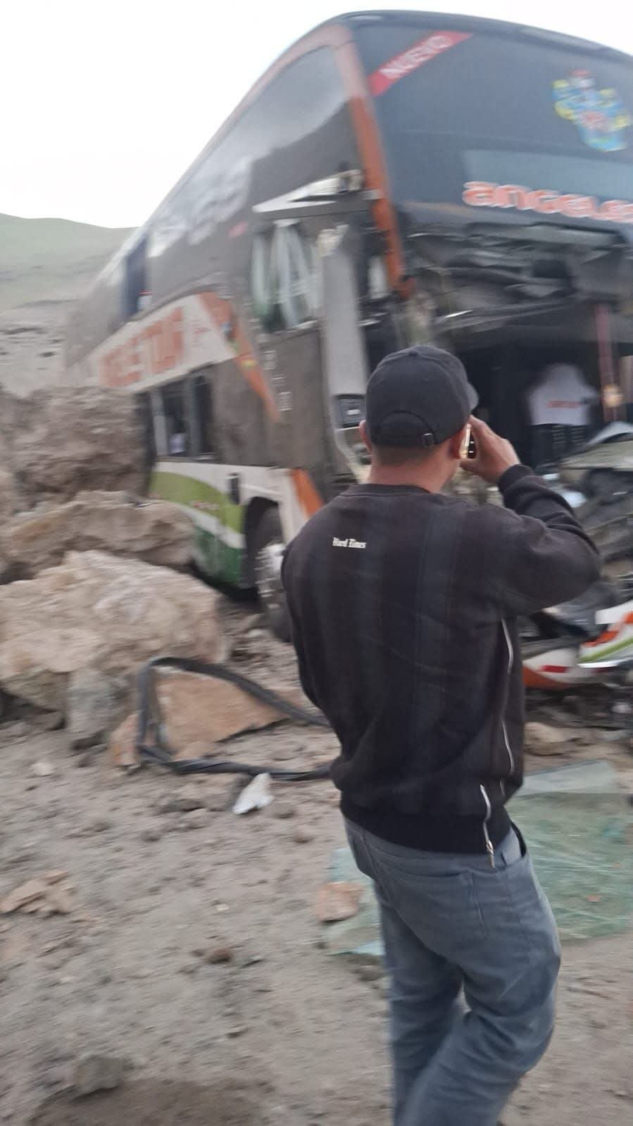 Derrumbe de rocas en la Panamericana Sur deja cuatro heridos en un bus
