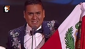 ‘El chico de las noticias’ rompe en llanto al ganar premio en gala de los TikTok Awards: “Esto se va para mi tierra”
