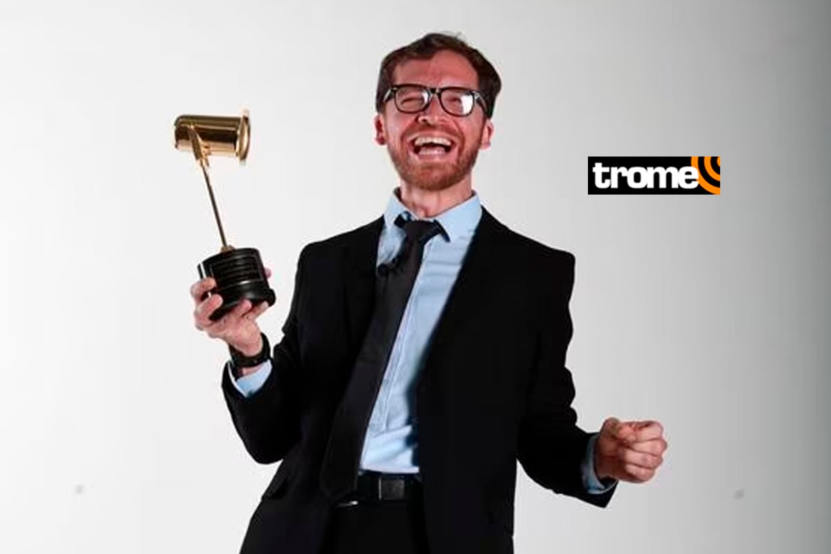 Luis Carlos Burneo, ‘Henry Spencer’, posa al lado del premio Luces (Foto: GEC)