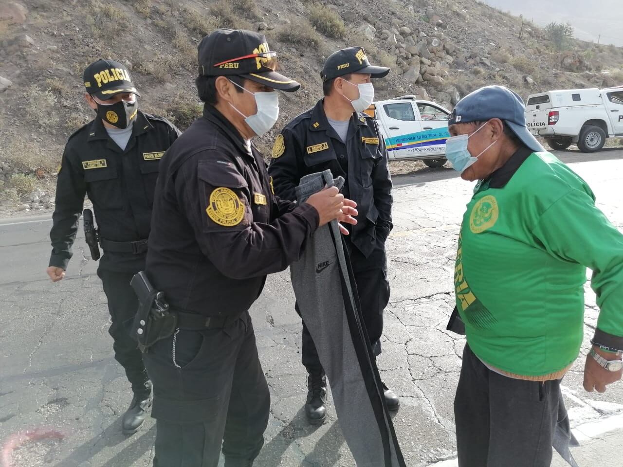 Instante en que policías de la Comisaría de Yura, en Arequipa, entregan un buzo a don Eusebio Vargas Coarita, como premio por deportista y por el Día del Padre.