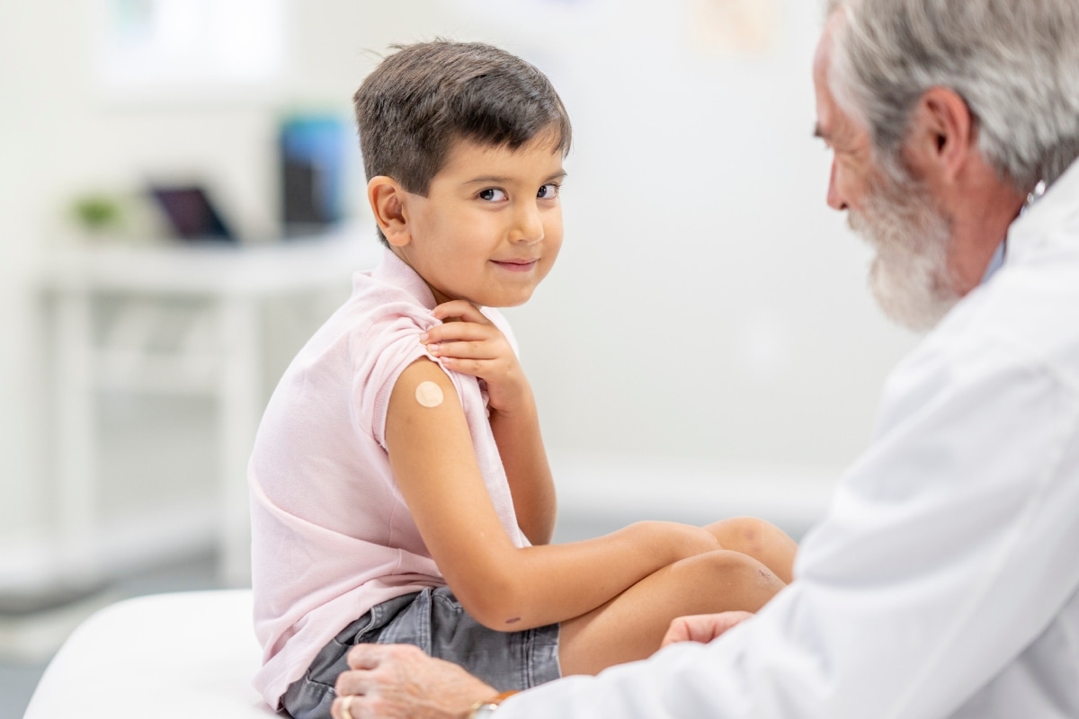 Vacunarse contra el sarampión es clave para frenar el contagio y complicaciones graves. Foto: Istock.