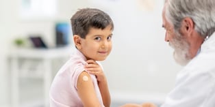 Vacunarse contra el sarampión es clave para frenar el contagio y complicaciones graves. Foto: Istock.