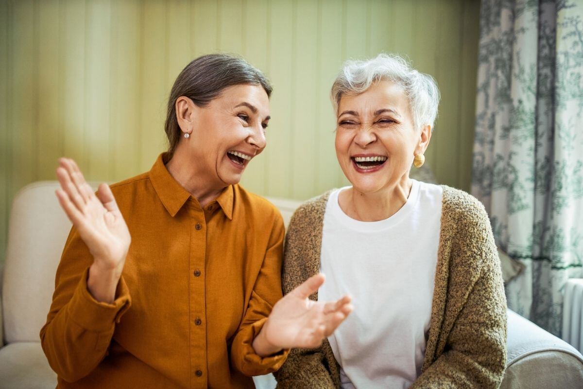 Conecta con aquellos que te hacen sonreír siempre y ¡RÍE! Foto: iStock.