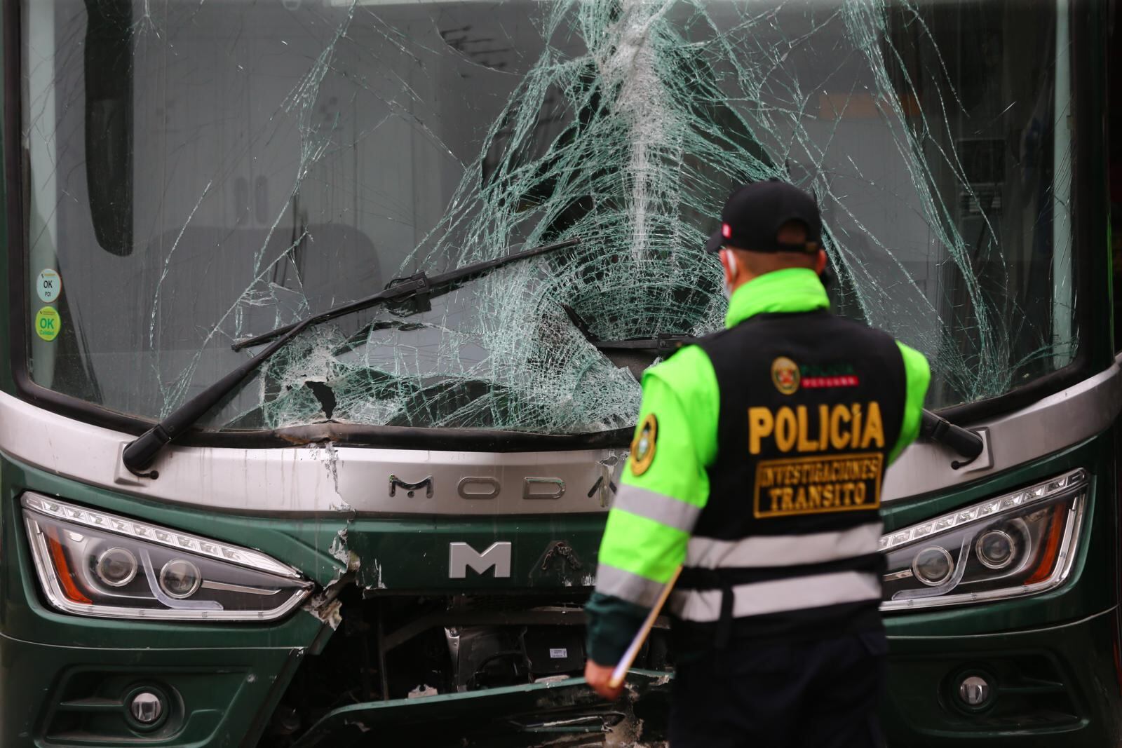 Bus de la Policía tumbó un poste y su parte delantera terminó destrozada por lo que se presume que iba a velocidad. | Foto: Hugo Curotto