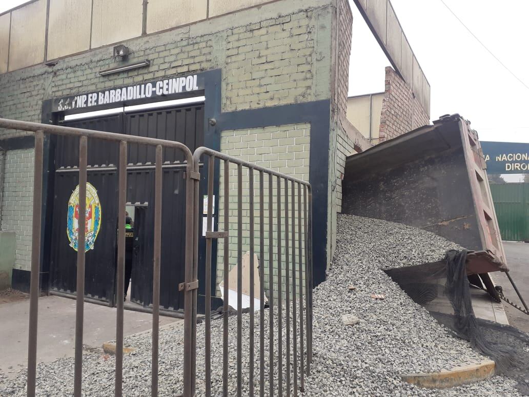 Volquete se estrella contra el penal de Barbadillo. (fotos: Mónica Rochabrum/Trome)