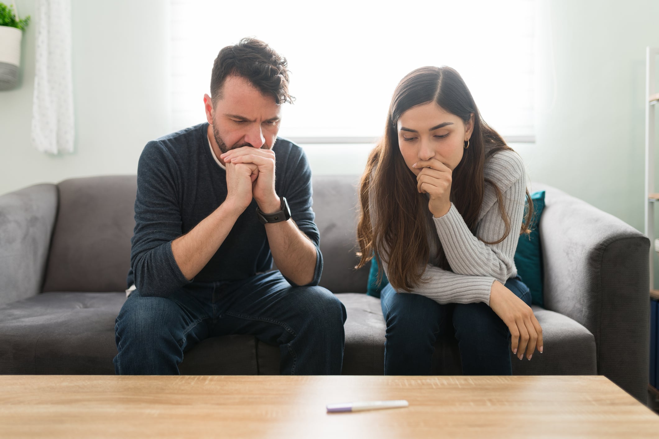 Cuando inicias una relación, la familia también pasa por un proceso de adaptación. Y muchas veces el rechazo inicial no significa desaprobación real, sino miedo a perder su rol en tu vida. Foto: Istock