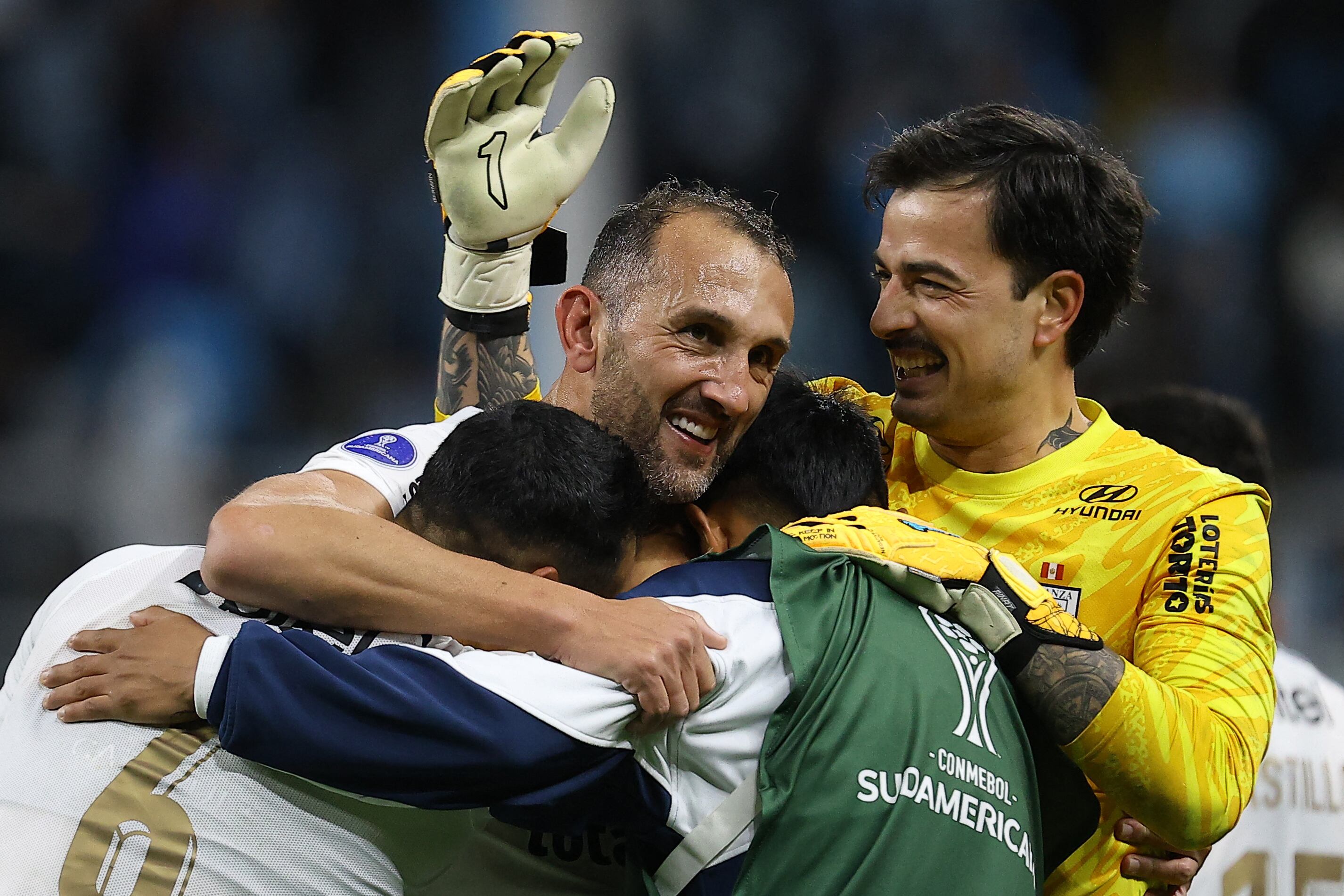Alianza Lima celebra su clasificación a la Copa Sudamericana. (Foto: AFP)