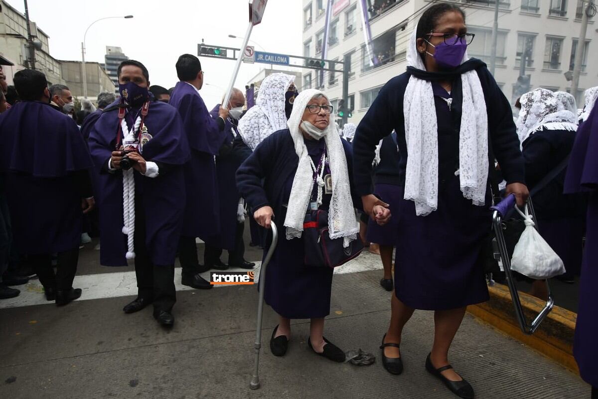 Personas de toda edad son devotos del Cristo Moreno y no dudan en acompañar una de las más grandes manifestaciones de fe. (Jorge Cerdán / Trome)