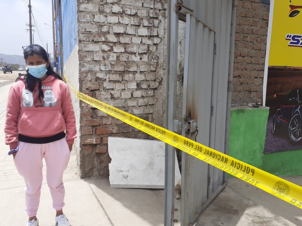 Delincuentes fracturaron la puerta de un local de conversiones a gas para autos, en Villa El Salvador, y robaron seis costosas máquinas, baterías y aros para autos, todo valorizado en más de 200 mil soles. (foto: Mónica Rochabrum/Trome)