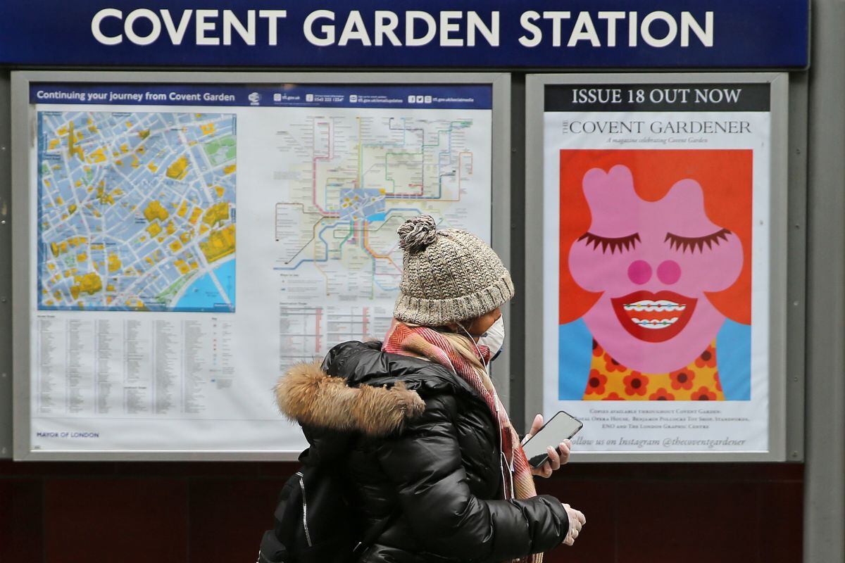 Un peatón, que usa una máscara facial como medida preventiva contra el COVID-19, pasa la estación de metro Covent Garden en Londres. (AFP/ISABEL INFANTES).