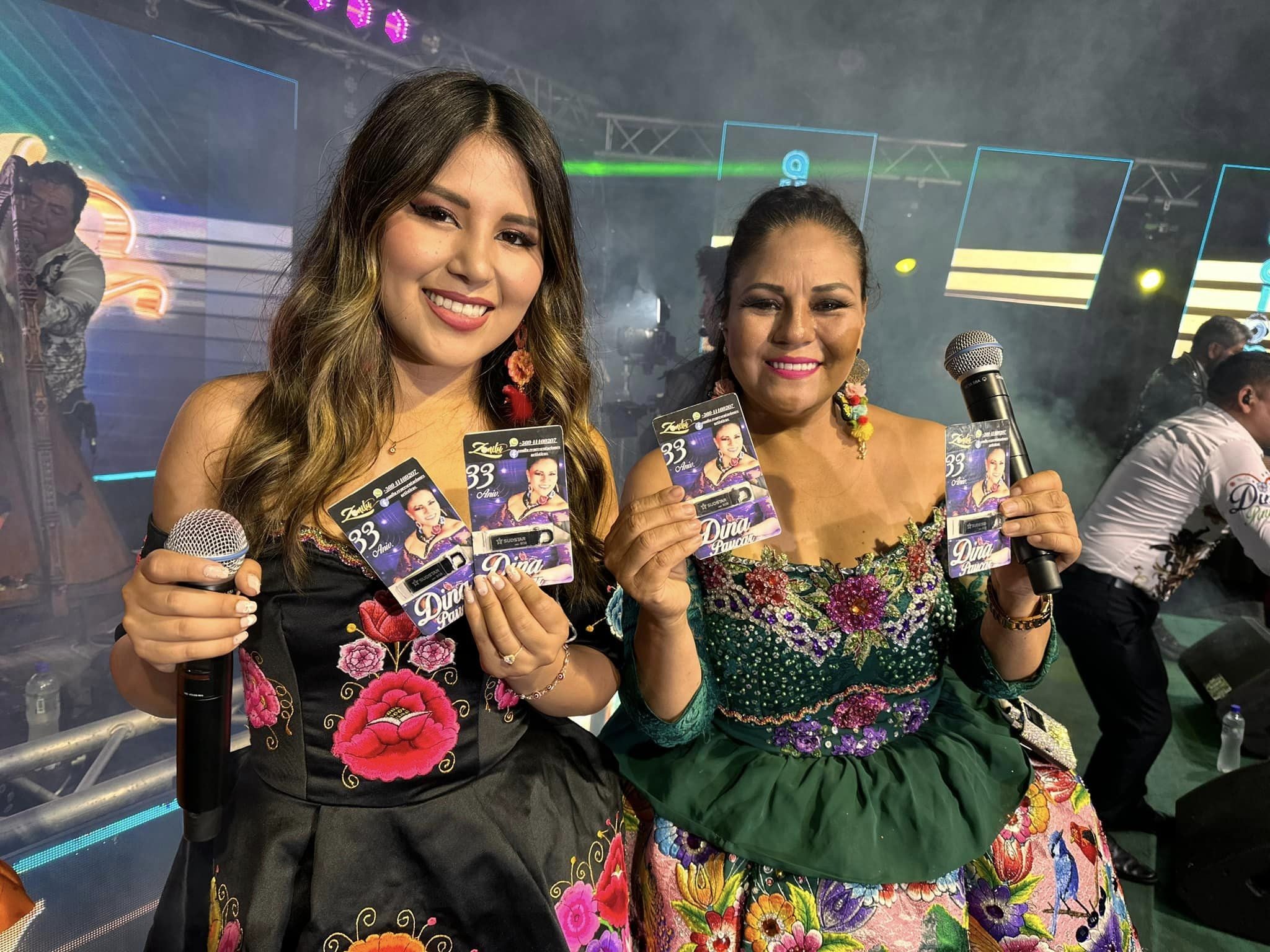Mamá e hija juntas en concierto. Foto: Facebook Dina Páucar.