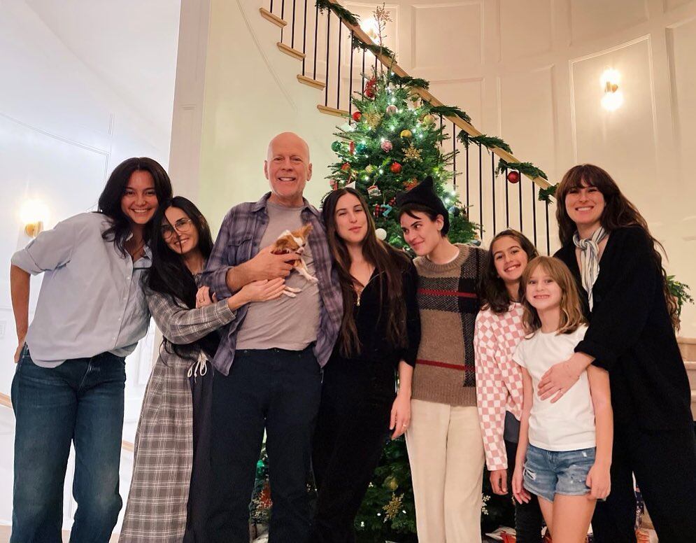 Bruce Willis junto a sus hijas en la Navidad del 2022. (Foto: Demi Moore / Instagram)