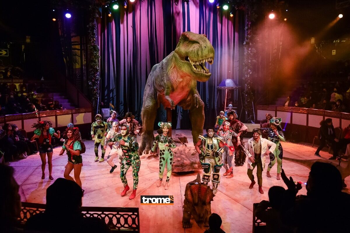 Gran aventura con dinosaurios y lo mejor de las artes escénicas (circo, teatro, danza), un científico, su asistente, un robot, seres jurásicos y más. (Tsaurios / Trome)