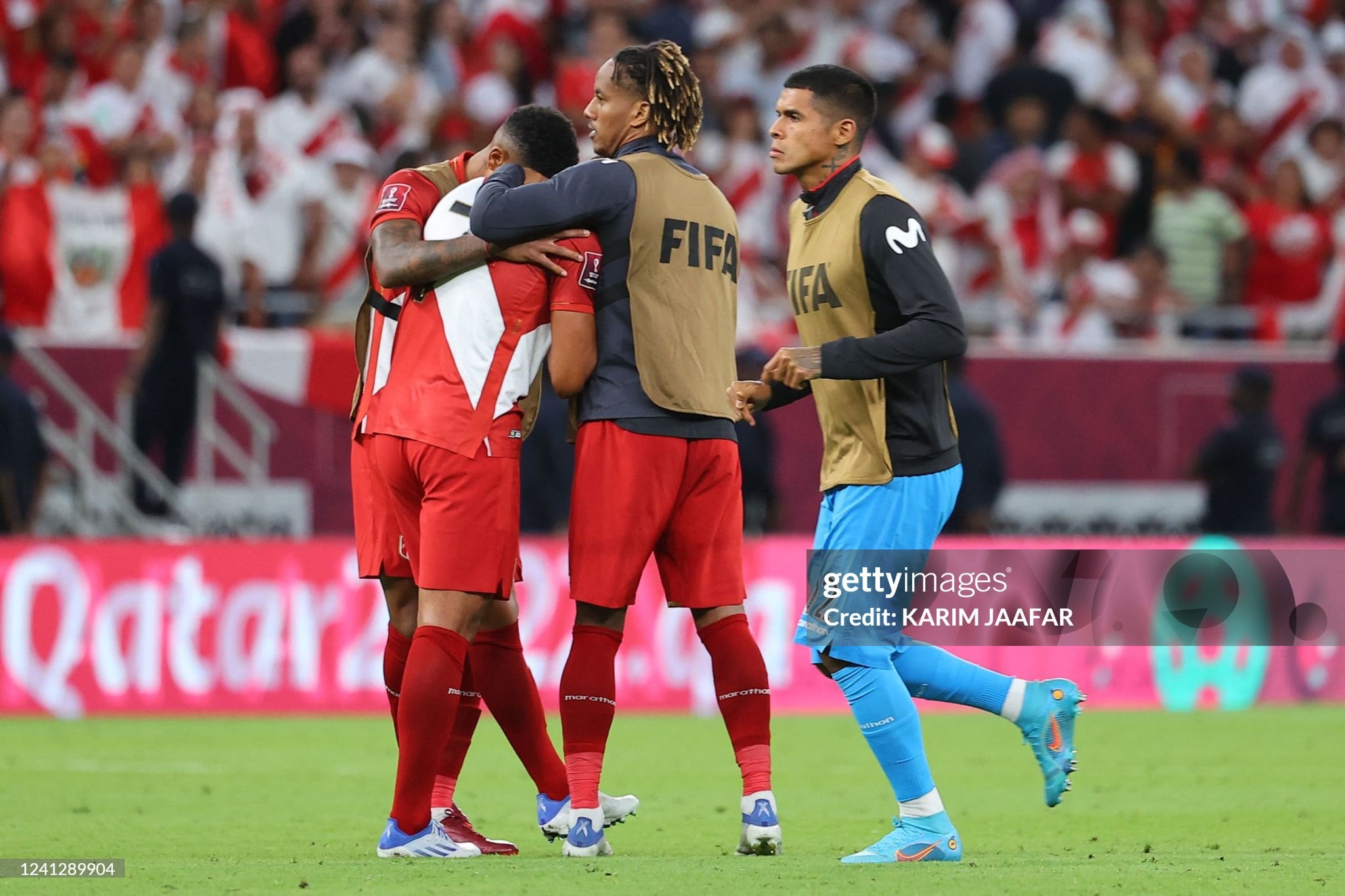 Compañeros contienen a Luis Advíncula en su momento mas duro (Foto: Getty Images)