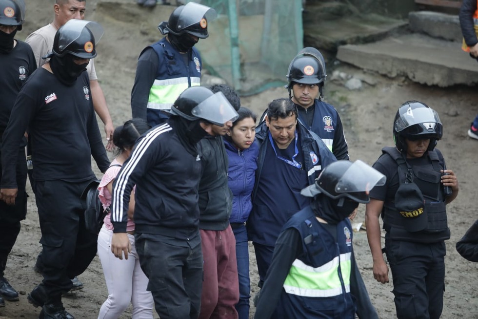 Retiran el cuerpo del menor de cuatro años sepultado dentro de su casa en Comas. Foto: britanie Arroyo/@photo.gec